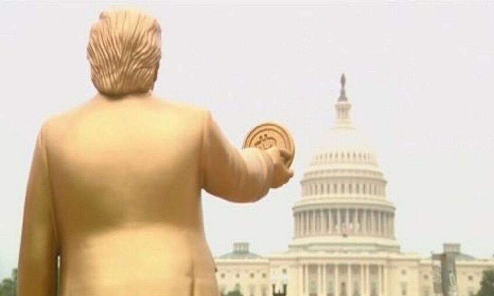 بالصور: تمثال ذهبي لترامب أمام الكابيتول