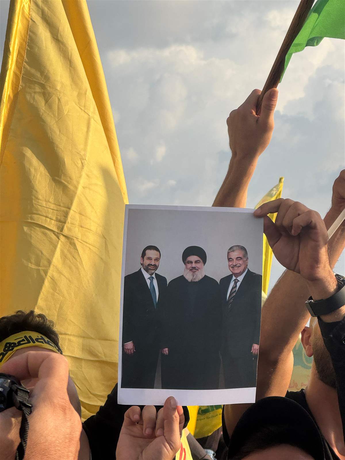 بالصورة: نصرالله بين رفيق وسعد الحريري