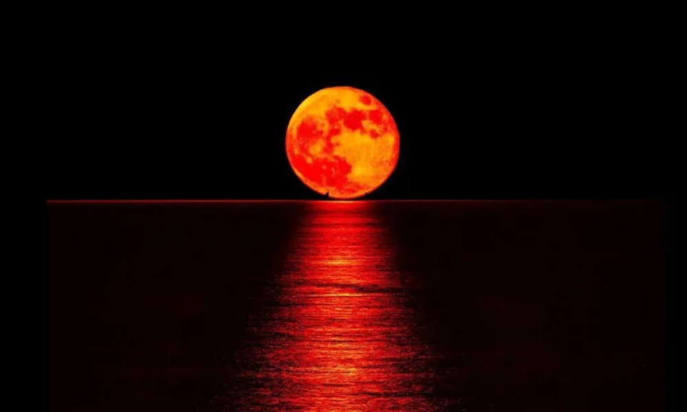 خسوف كلي نادر.. “القمر الدموي” يزين سماء العالم العربي!