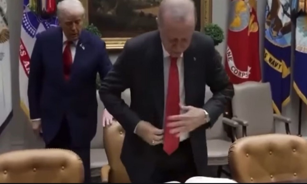 بالفيديو: ترامب يسحب الكرسي لأردوغان