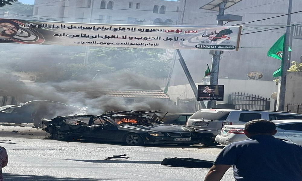 بالفيديو- استهداف سيارة أمام مستشفى تبنين