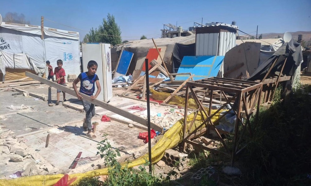 تفكيك مخيّم للنازحين السوريين على ضفاف نهر الليطاني