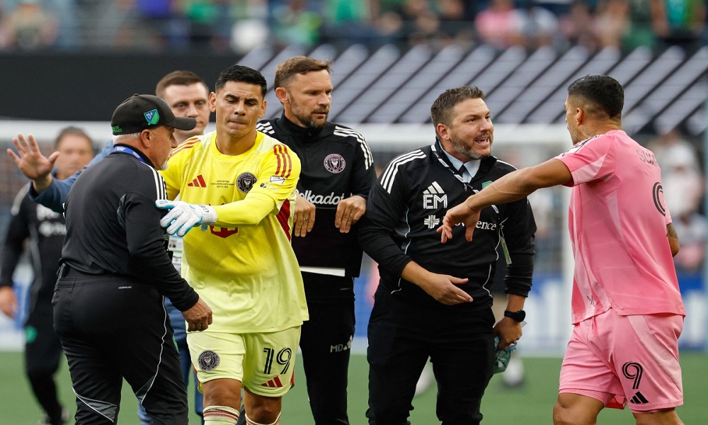 بسبب “البصق”.. عقوبة كبيرة لسواريز