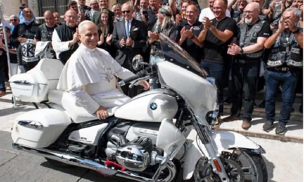بالصورة: دراجة نارية من “BMW” للبابا لاوون