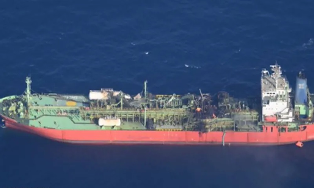 محاولات لإنقاذ ناقلة نفط مشتعلة في خليج عدن