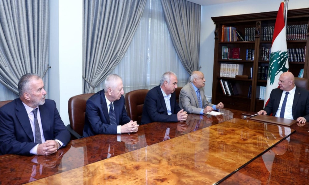 عون أكّد متابعته مطالب مالكي شاحنات الترانزيت