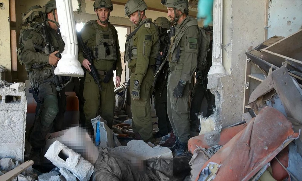 بالصورة: فوق جثة السنوار