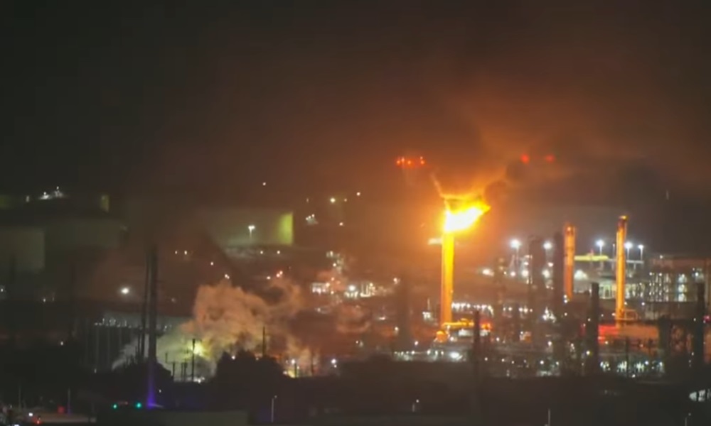 حريق هائل بأكبر مصفاة نفط في جنوب كاليفورنيا (فيديو)