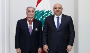 عون يقلّد السفير إدوار غبريال وسام الأرز الوطني