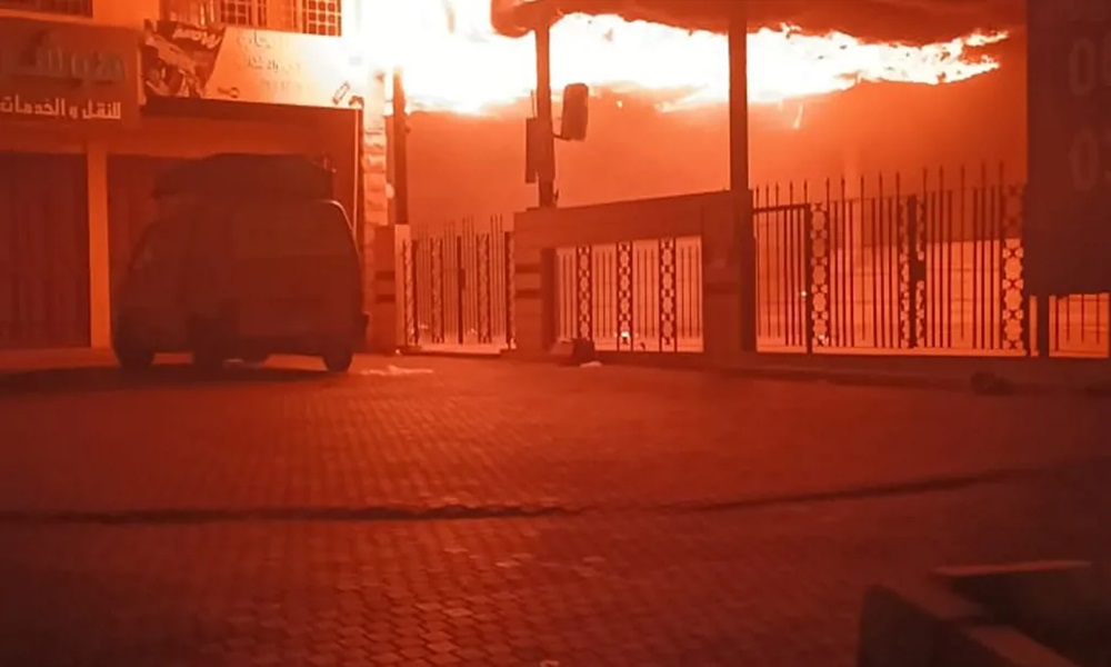 بالصور: حريق كبير في باحة مسجد.. وجهود مكثفة لإخماده!