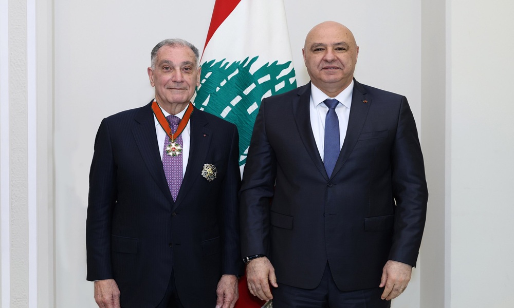 عون يقلّد السفير غبريال وسام الأرز تقديرًا لدعمه لبنان