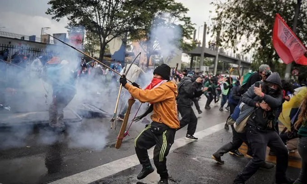 متظاهرون يهاجمون السفارة الأميركية في كولومبيا