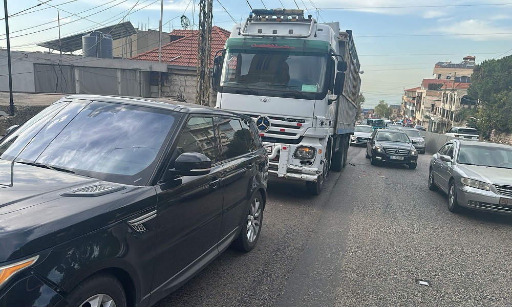 تصادم بين شاحنة و3 سيارات في الكحالة