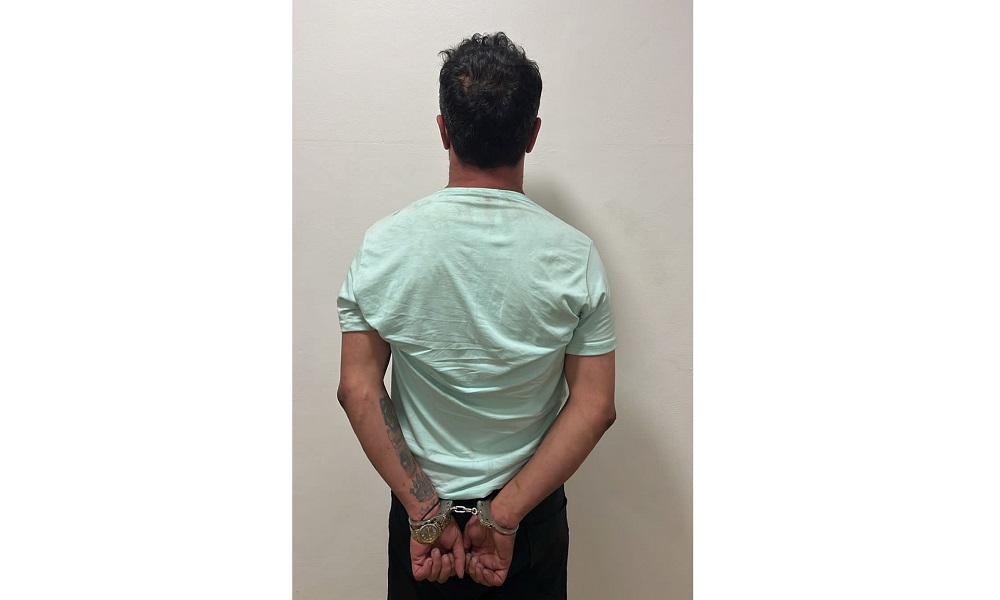 يسلب سائقي الأجرة بالتهديد.. ونهايته كانت على طريق المطار!