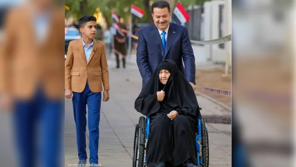 رئيس وزراء العراق يدلي بصوته برفقة والدته