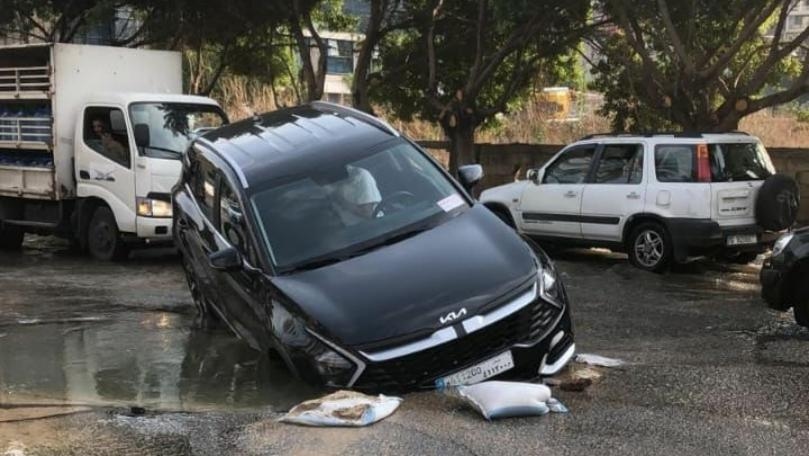 انهيار جزئي في طريق خلدة البحرية.. وسقوط سيارات!