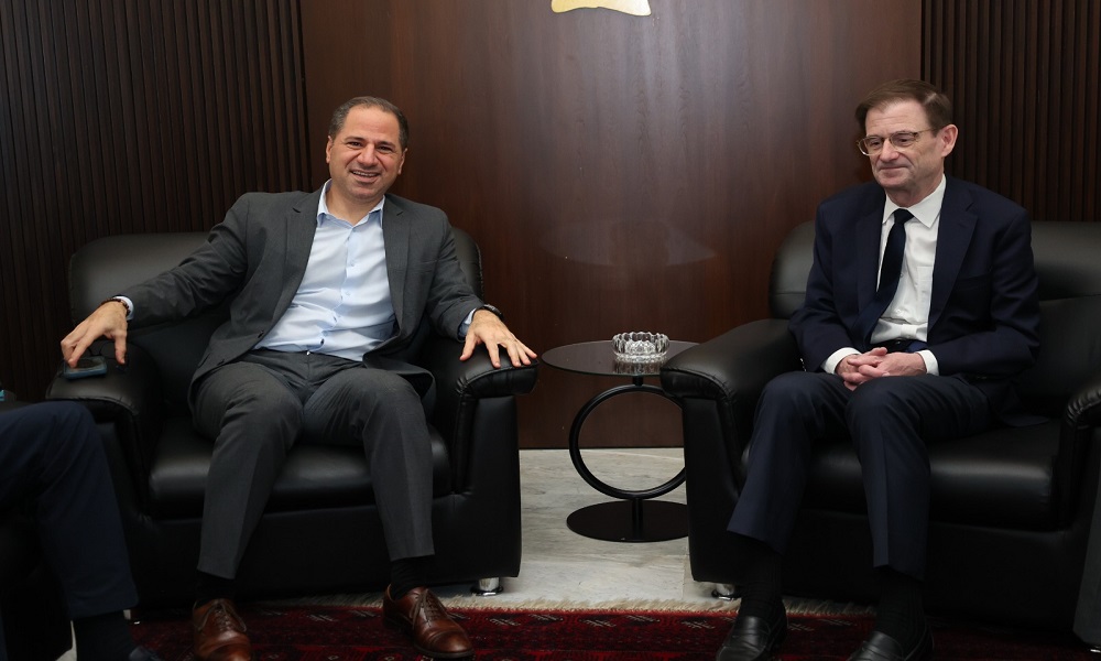 موضوع حصر السلاح بين الجميل وديفيد هيل