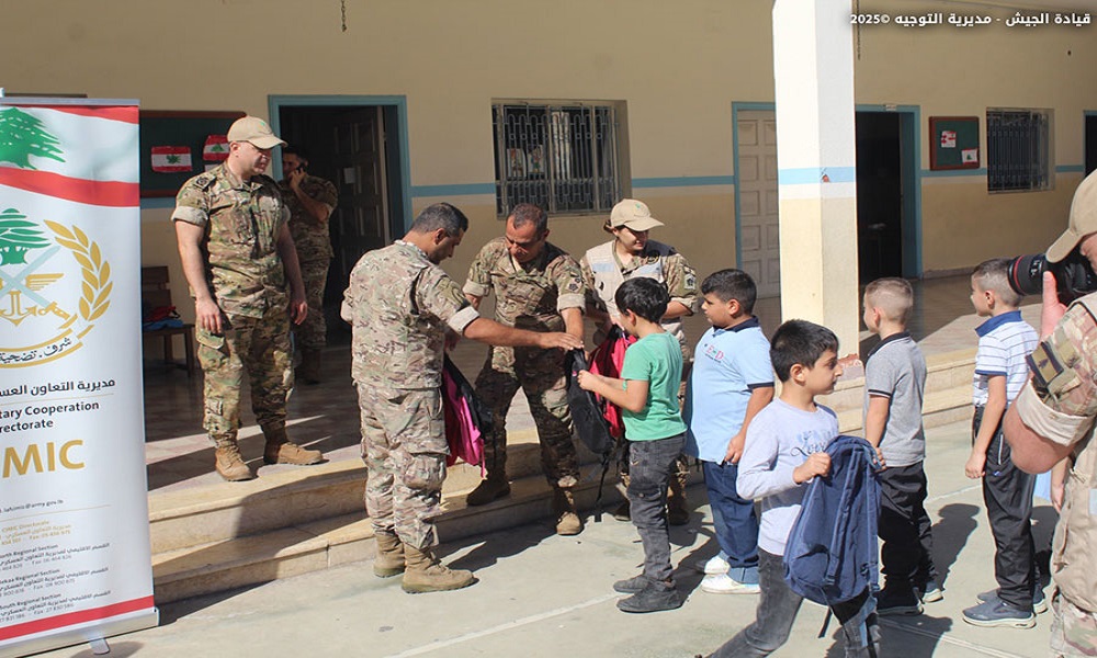 حقائب مدرسية من الجيش لتلامذة المدارس الرسمية (صوَر)