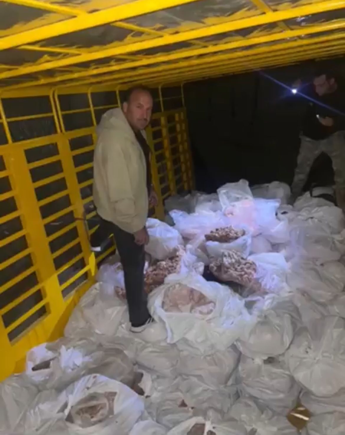 في بعلبك.. ضبط 3 أطنان من الشحوم الحيوانية الفاسدة! (صور)