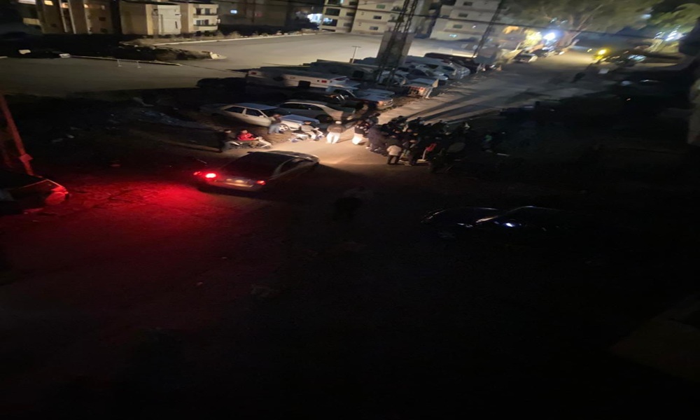 بالفيديو- “حياتي بخطر”.. مؤيدو “الحزب” يتجمعون أمام منزل معارض