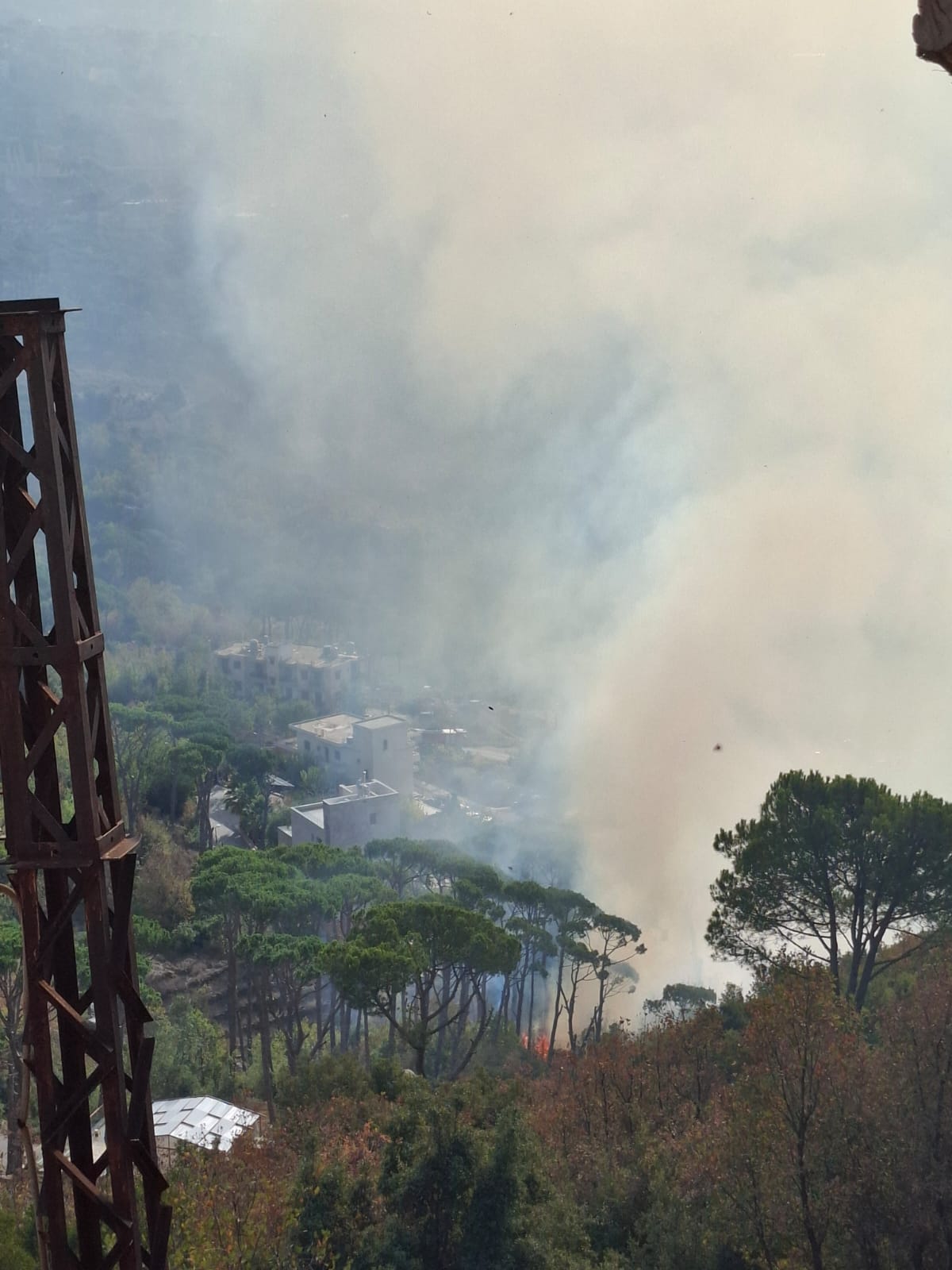 بالصورة: حريق هائل في أحراج بدنايل يقترب من المنازل