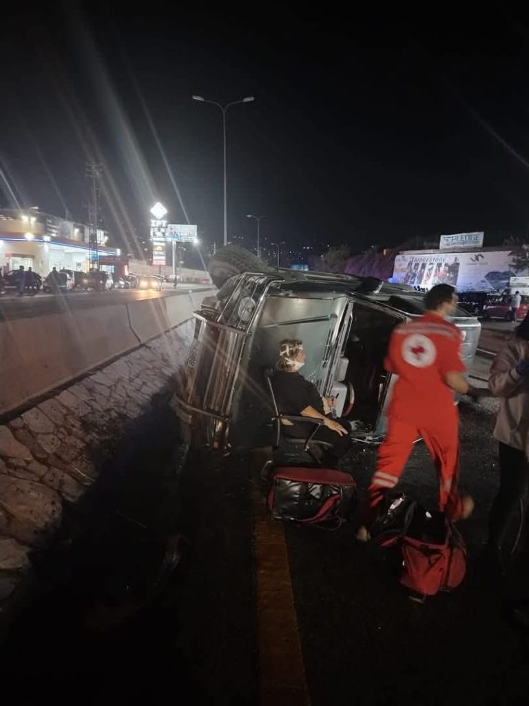 بالفيديو والصور: 6 جرحى بحادث سير على أوتوستراد عمشيت