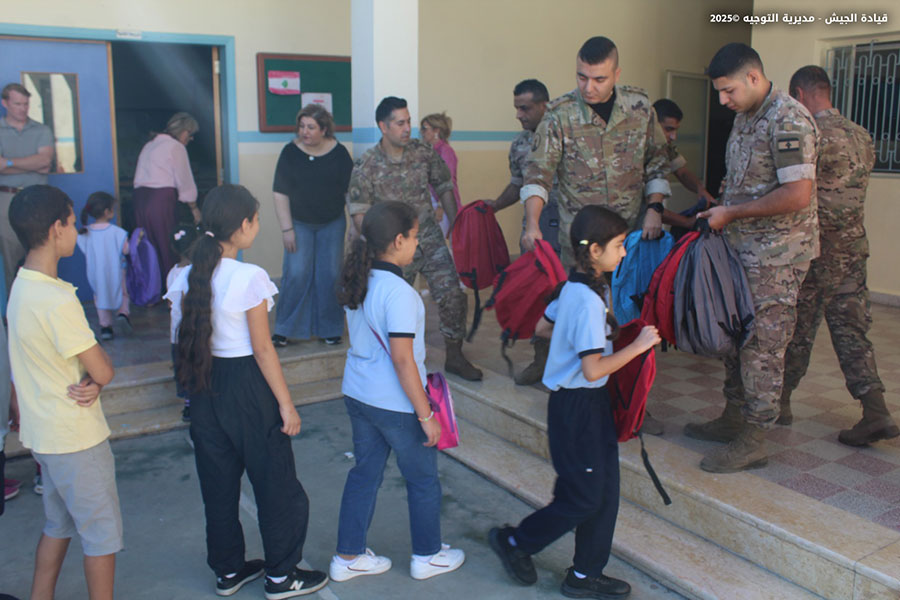 بالصور: حقائب مدرسية من الجيش لتلامذة المدارس الرسمية