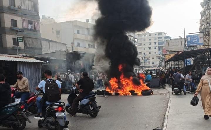 احتجاجات وإغلاق للطريق.. ماذا يحدث في مخيم البداوي؟ (فيديو)