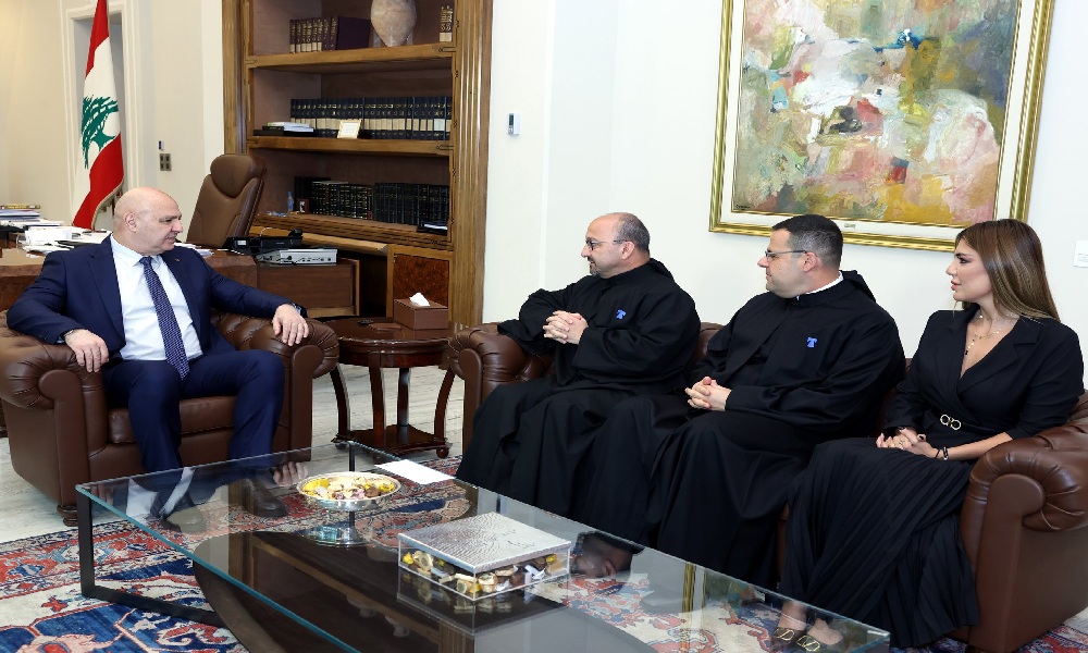 عون يتسلّم دعوة من الجامعة الأنطونية لحضور تساعية الميلاد