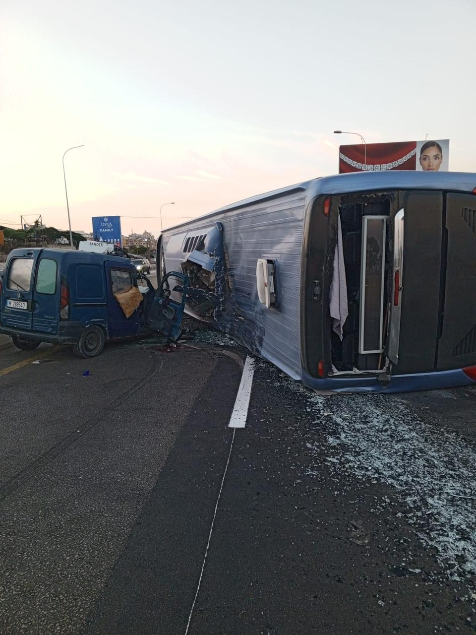 انقلاب حافلة ركاب على طريق بيروت الجنوب! (صورة)