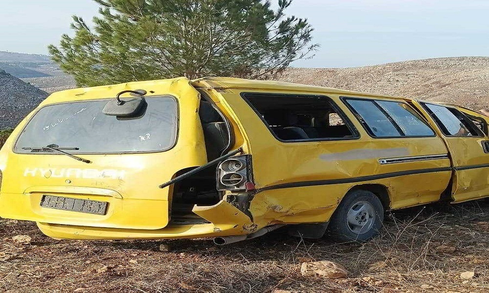 بالفيديو: إصابات جراء انقلاب حافلة مدرسية