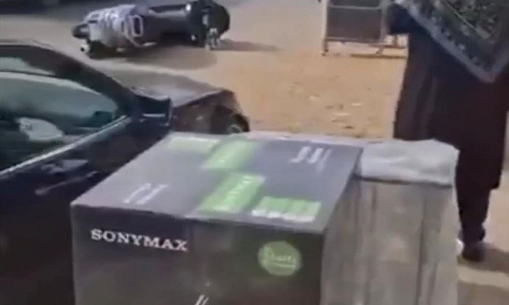 سلب بقوّة السلاح على طريق المطار! (فيديو)