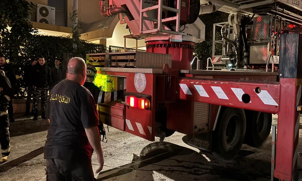 إخماد حريقين داخل منشرة ومرآب مبنى سكني