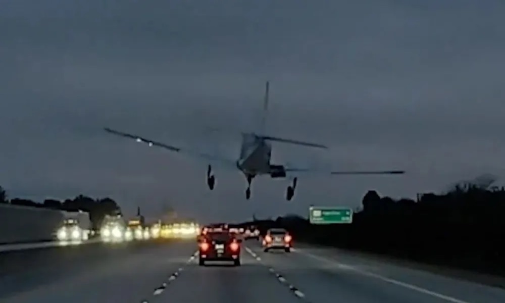 بالفيديو: هبوط طائرة فوق سيارة على الطريق السريع!