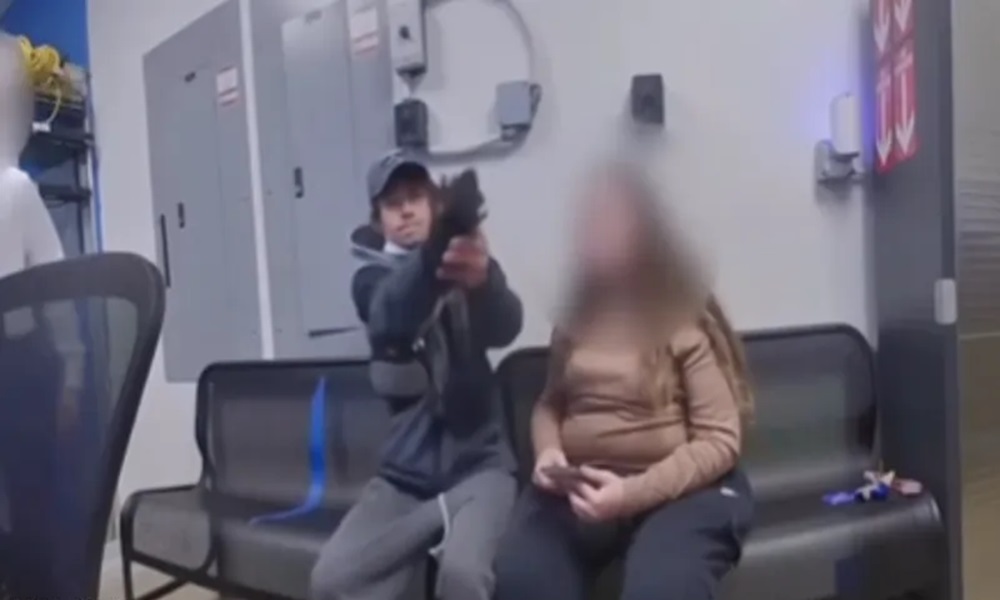 بالفيديو: شرطي ينجو من محاولة قتل