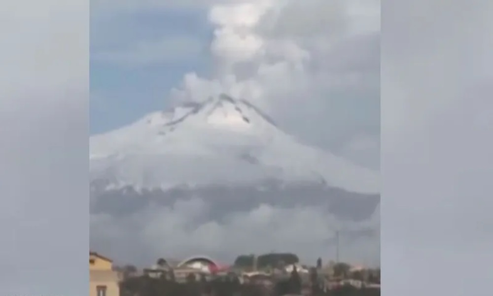 البركان الأنشط في أوروبا يستيقظ! (فيديو)