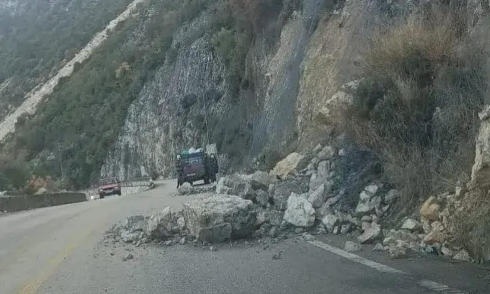 انهيار صخور يغلق طريق تنورين