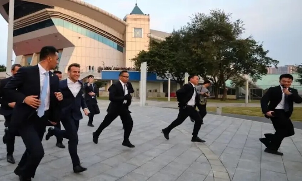 بالفيديو: ماكرون يخرق البروتوكول الأمني خلال زيارته إلى الصين