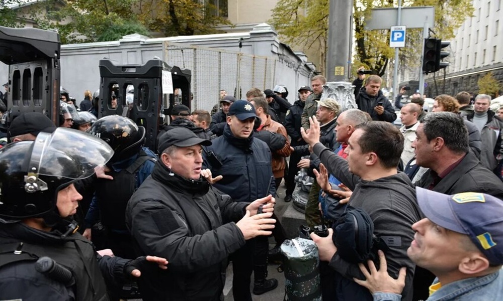 احتجاجات أمام البرلمان الأوكراني… والسبب؟