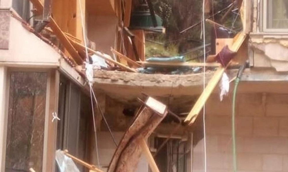 صخرة ضخمة اجتاحت أحد المنازل في تنورين