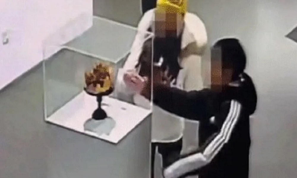 طفل يُسقط تاجًا فاخرًا في متحف ببكين (صورة)