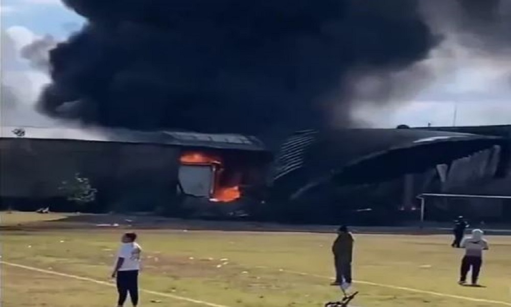 بالفيديو: قتلى في سقوط طائرة فوق ملعب كرة قدم