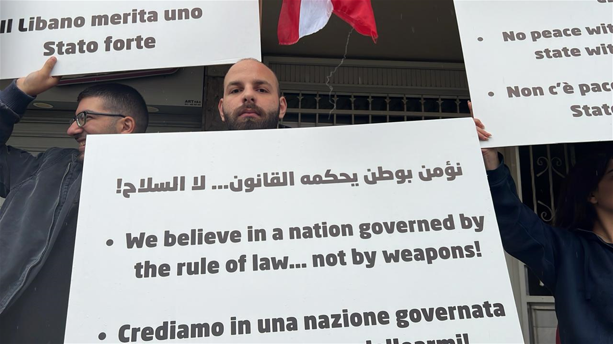 قواتيون يرفعون شعارات مناهضة للسلاح خلال مرور البابا