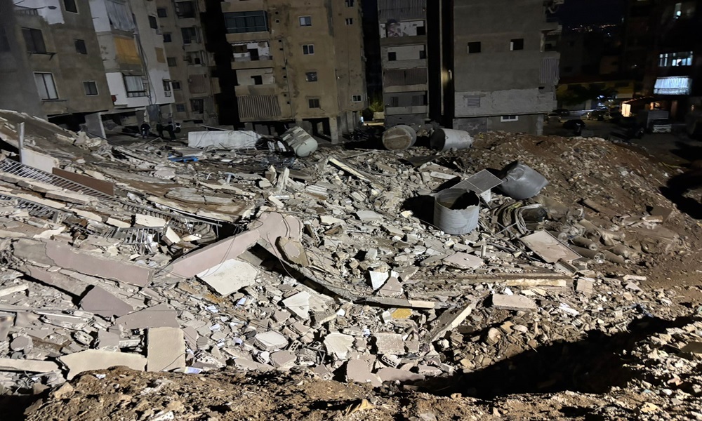 بالصور: انهيار مبنى سكني متضرّر في حارة حريك