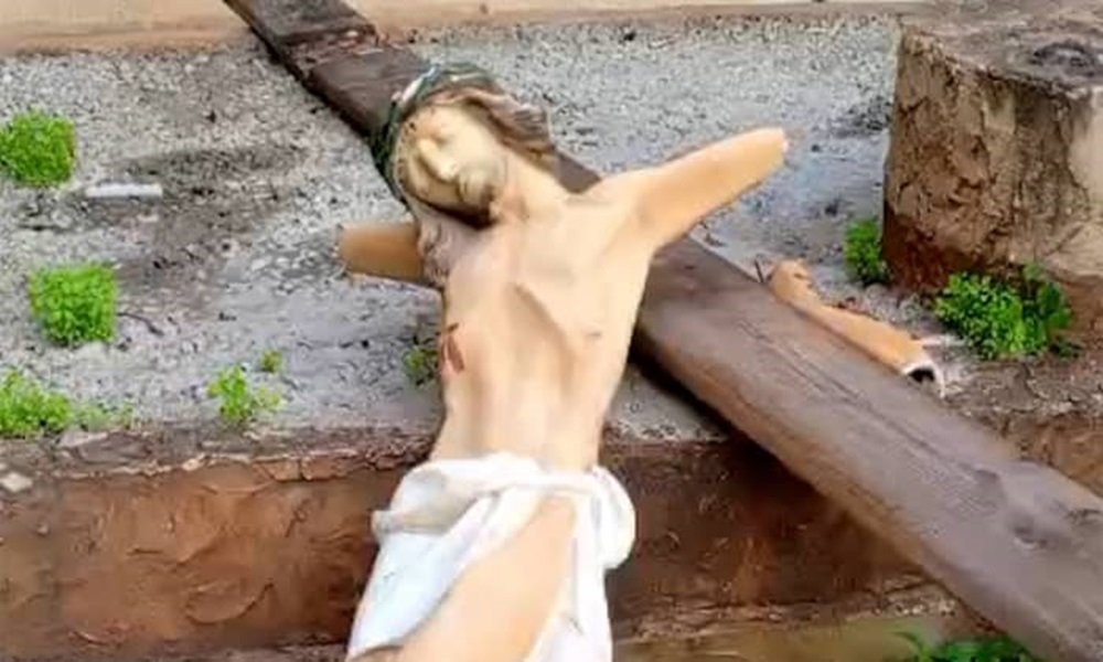 بالفيديو: تحطيم الصليب في الدّورة!