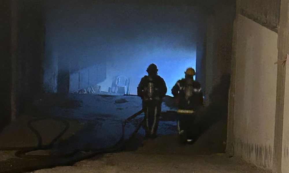 بالصور: إخماد حريق داخل معمل في غزير