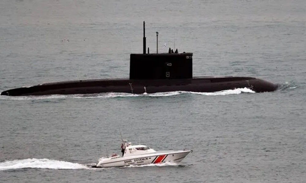 غواصة روسية تبحر 3 أيام قرب بريطانيا