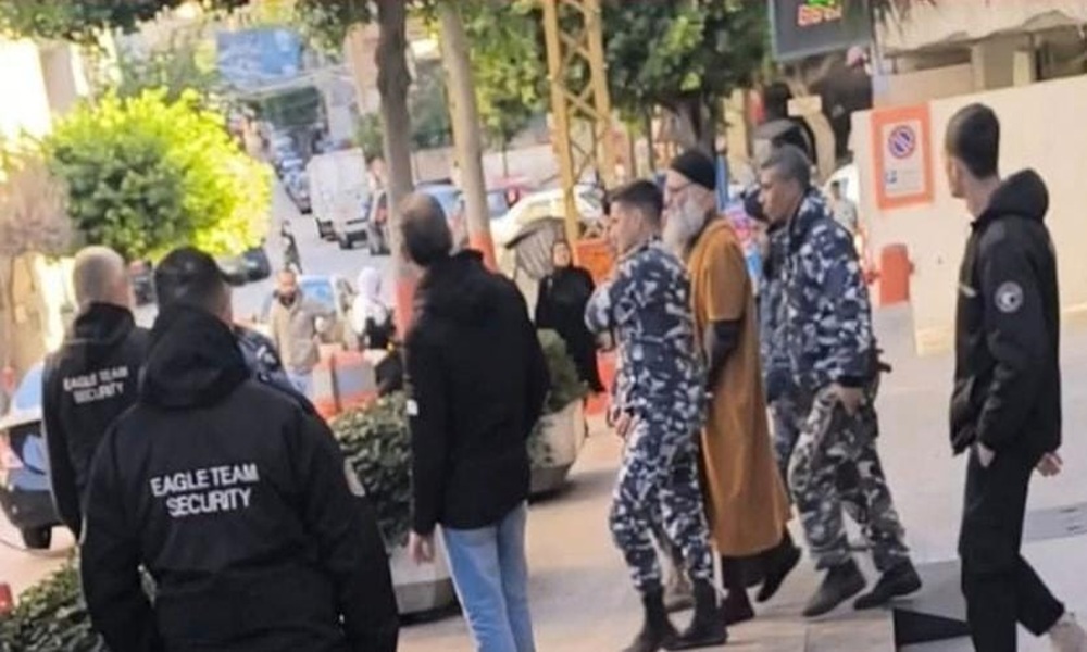 بالصورة- نقل أحمد الأسير إلى المستشفى