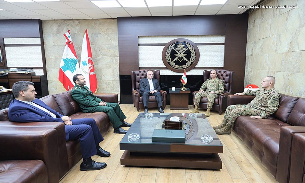 الأوضاع العامة بين قائد الجيش والسفير الإيراني