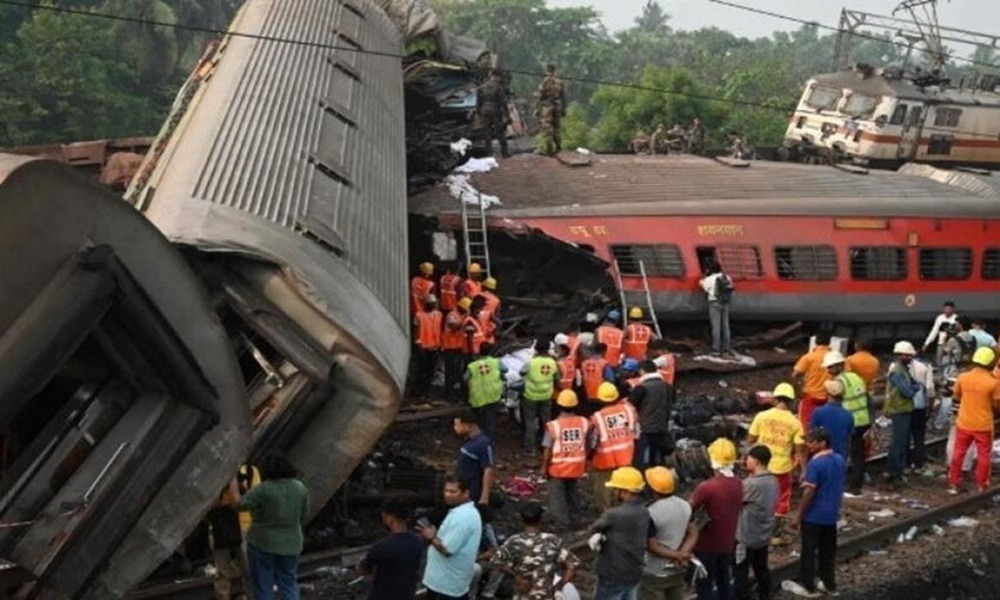 أكثر من 100 جريح بحادث تصادم قطارين في الهند (فيديو)